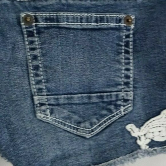 Maurice's Denim Distressed Whiskered Booty Shorts With Crochet Lace Size 1/2 R - Picture 4 of 7